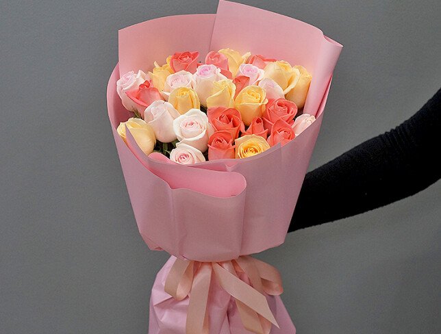 Buchet din 29 trandafiri multicolori 50 cm — foto 4