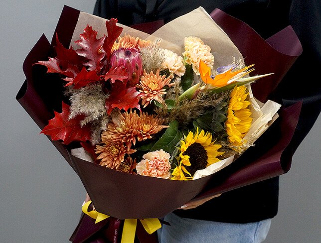 Buchet exotic de toamna cu protea, floarea-soarelui si strelitzia