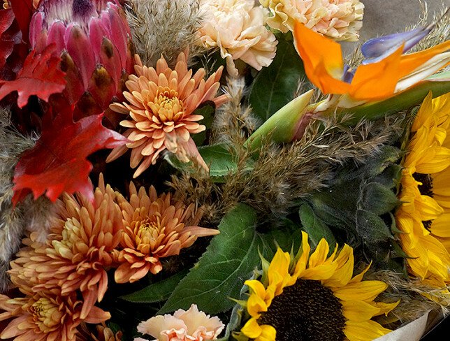 Buchet exotic de toamna cu protea, floarea-soarelui si strelitzia — foto 2