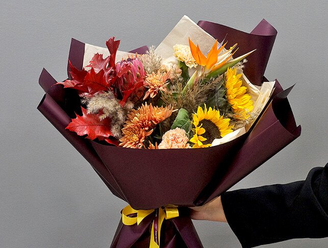 Buchet exotic de toamna cu protea, floarea-soarelui si strelitzia — foto 4