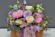 Compozitie din trandafiri albi, gerbere roz si eustoma în dovleac — foto 1