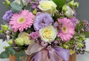 Compozitie din trandafiri albi, gerbere roz si eustoma în dovleac — foto 2