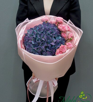 Bouquet with bicolor hydrangea and pink roses photo 394x433
