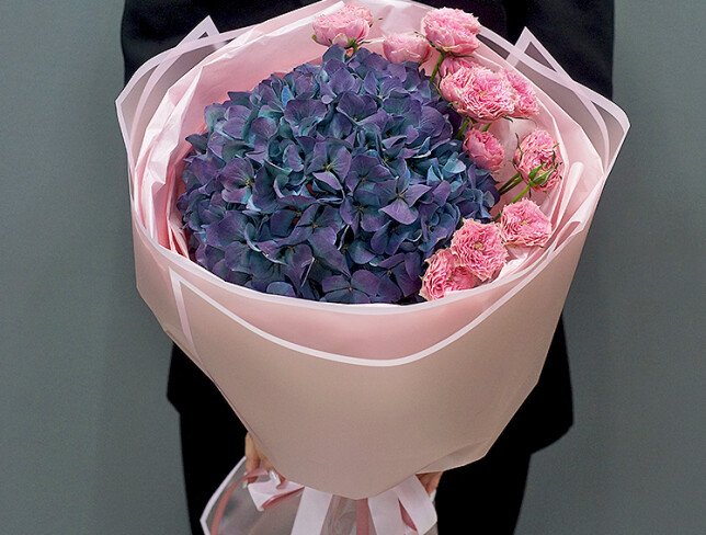 Buchet cu hortensie bicolor si trandafiri roz foto
