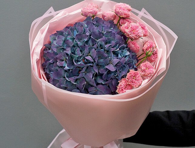 Buchet cu hortensie bicolor si trandafiri roz foto