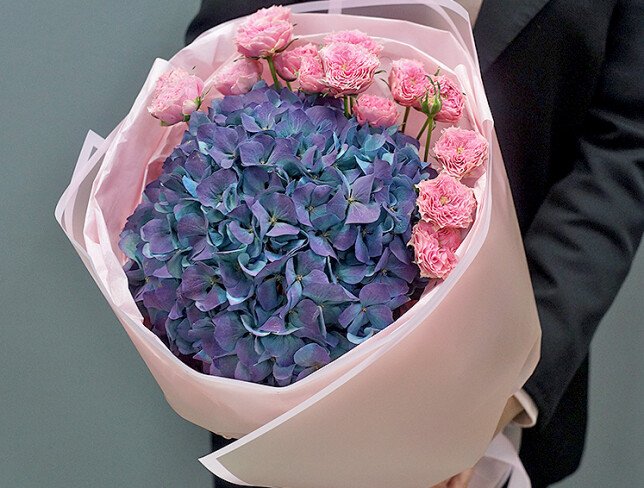 Buchet cu hortensie bicolor si trandafiri roz foto