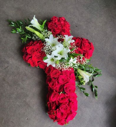 Funeral arrangement of red roses and gypsophila photo 394x433