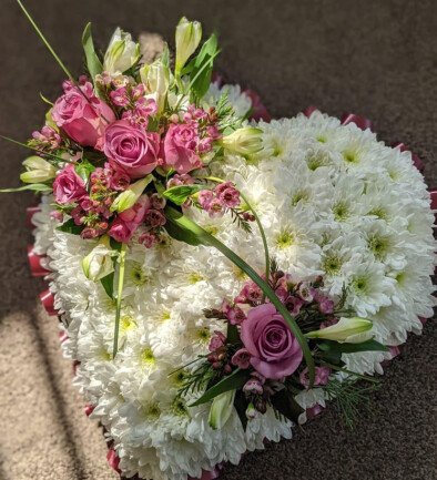 Funeral arrangement of purple rose and white chrysanthemum (d=30) photo 394x433