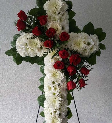 Funeral arrangement of chrysanthemums and red roses photo 394x433