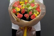 Букет из коралловых роз, желтых кустовых роз и зеленых орхидей — фото 2