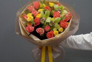 Букет из коралловых роз, желтых кустовых роз и зеленых орхидей — фото 1