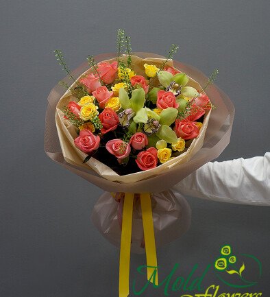 Букет из коралловых роз, желтых кустовых роз и зеленых орхидей Фото 394x433