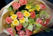 Букет из коралловых роз, желтых кустовых роз и зеленых орхидей — фото 4