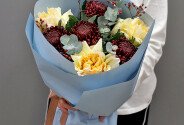 Buchet cu crizanteme sferice Bigoudi si trandafiri de tip bujor "Farmec de chihlimbar" — foto 1
