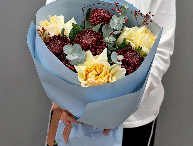Buchet cu crizanteme sferice Bigoudi si trandafiri de tip bujor "Farmec de chihlimbar"