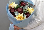 Buchet cu crizanteme sferice Bigoudi si trandafiri de tip bujor "Farmec de chihlimbar" — foto 3