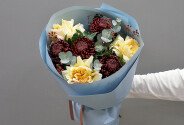 Buchet cu crizanteme sferice Bigoudi si trandafiri de tip bujor "Farmec de chihlimbar" — foto 4