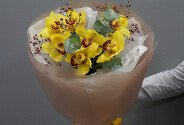 Buchet din orhidei galbene si crengute decorative — foto 1