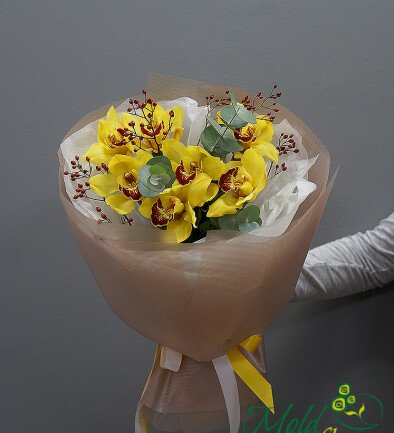 Buchet din orhidei galbene si crengute decorative