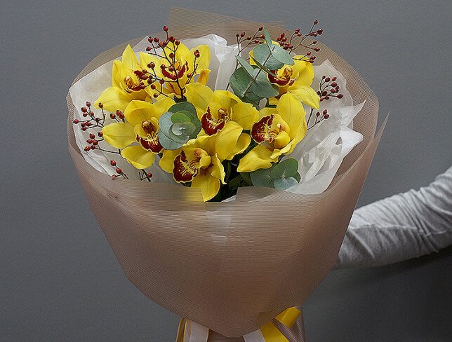 Buchet din orhidei galbene si crengute decorative