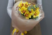 Buchet din orhidei galbene si crengute decorative — foto 2