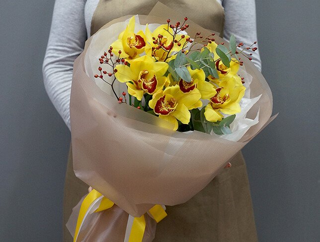 Buchet din orhidei galbene si crengute decorative — foto 2