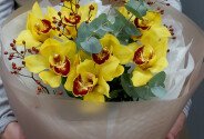 Buchet din orhidei galbene si crengute decorative — foto 3