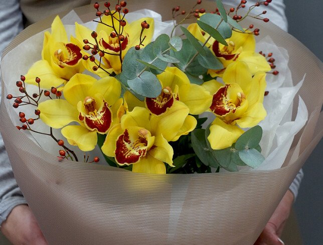 Buchet din orhidei galbene si crengute decorative — foto 3
