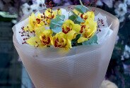 Buchet din orhidei galbene si crengute decorative — foto 4