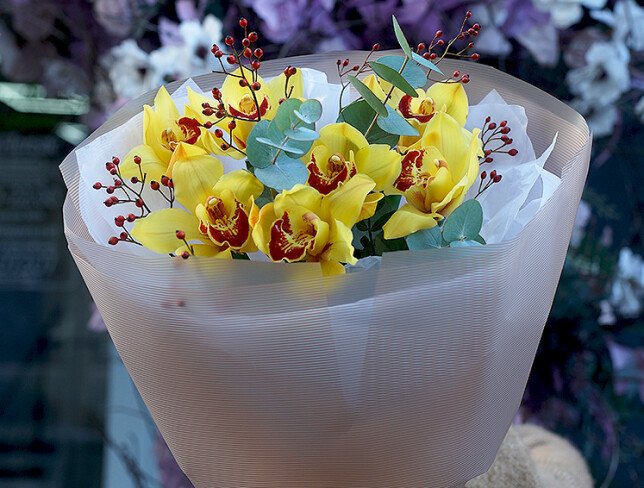 Buchet din orhidei galbene si crengute decorative — foto 4
