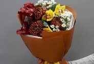 Buchet din crizanteme sferice si orhidee galbene — foto 1
