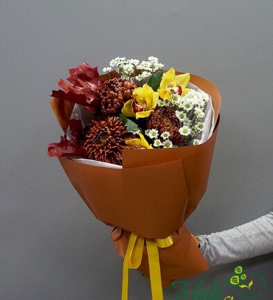 Buchet din crizanteme sferice si orhidee galbene foto 394x433