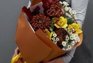 Buchet din crizanteme sferice si orhidee galbene — foto 3