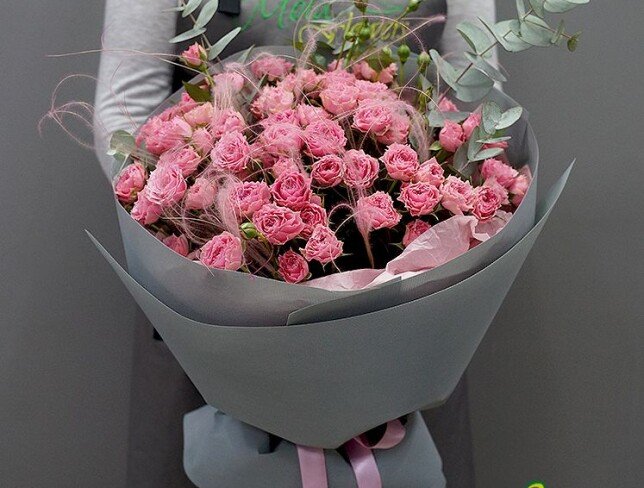 Букет из 25 розовых кустовых роз с эвкалиптом Фото