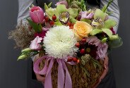 Woven basket with eustoma, green orchids and white spherical chrysanthemum — photo 2