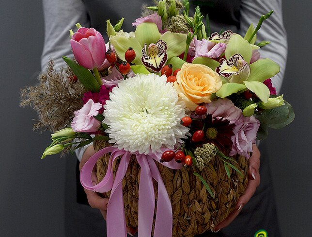 Woven basket with eustoma, green orchids and white spherical chrysanthemum — photo 2