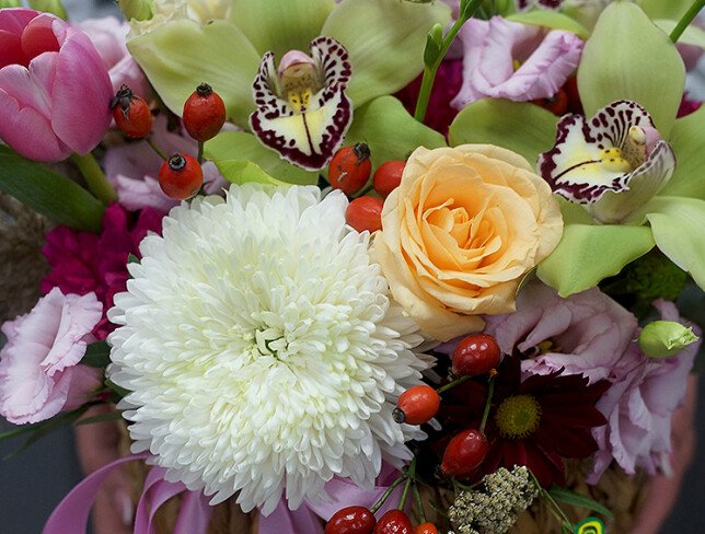 Woven basket with eustoma, green orchids and white spherical chrysanthemum — photo 3