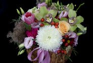 Woven basket with eustoma, green orchids and white spherical chrysanthemum — photo 4
