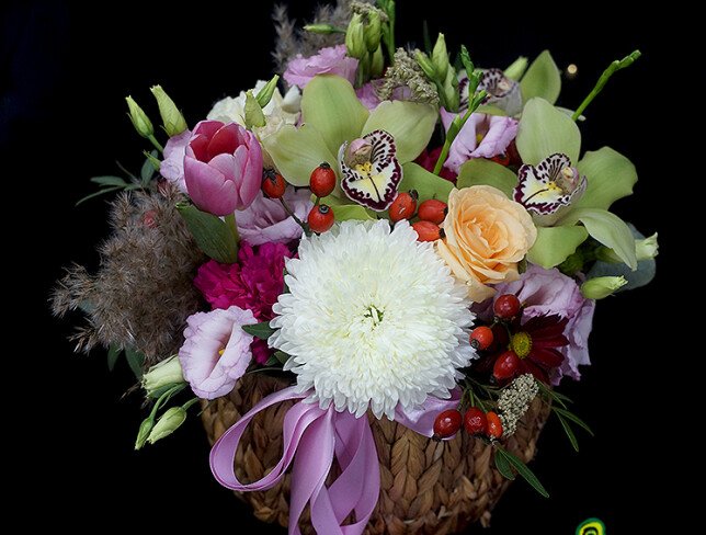 Woven basket with eustoma, green orchids and white spherical chrysanthemum — photo 4