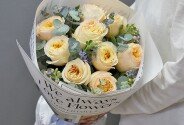 Buchet din 9 trandafiri crem de tip bujor si oxypetalum — foto 3