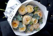 Buchet din 9 trandafiri crem de tip bujor si oxypetalum — foto 4
