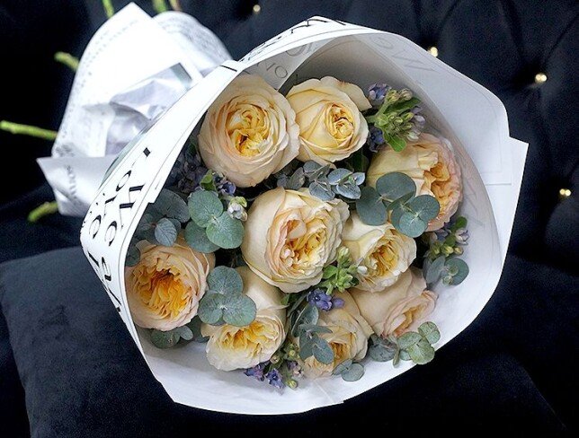 Buchet din 9 trandafiri crem de tip bujor si oxypetalum — foto 4