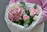 Buchet cu hortensie si trandafiri roz-pal — foto 2