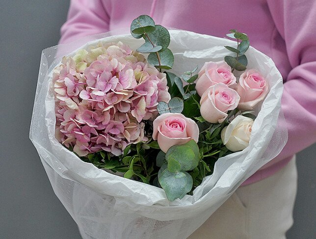 Buchet cu hortensie si trandafiri roz-pal foto