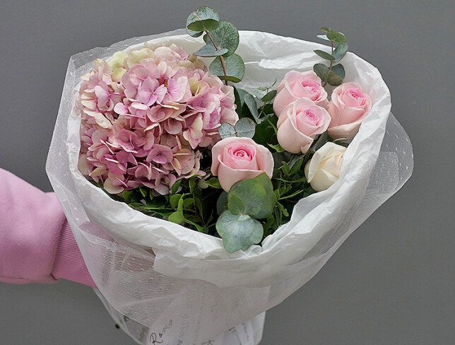 Buchet cu hortensie si trandafiri roz-pal foto