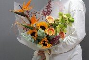 Buchet din strelitzia, orhidee verde, floarea-soarelui si gerbere — foto 2