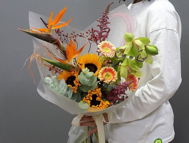 Buchet din strelitzia, orhidee verde, floarea-soarelui si gerbere — foto 2
