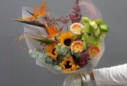 Buchet din strelitzia, orhidee verde, floarea-soarelui si gerbere — foto 1