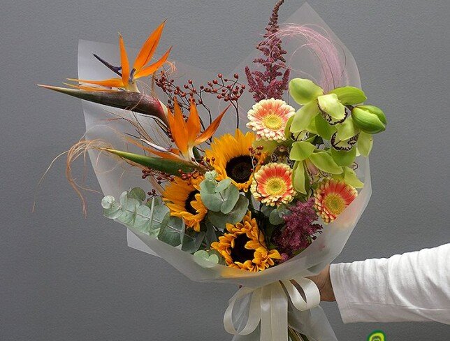 Buchet din strelitzia, orhidee verde, floarea-soarelui si gerbere