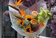 Buchet din strelitzia, orhidee verde, floarea-soarelui si gerbere — foto 4